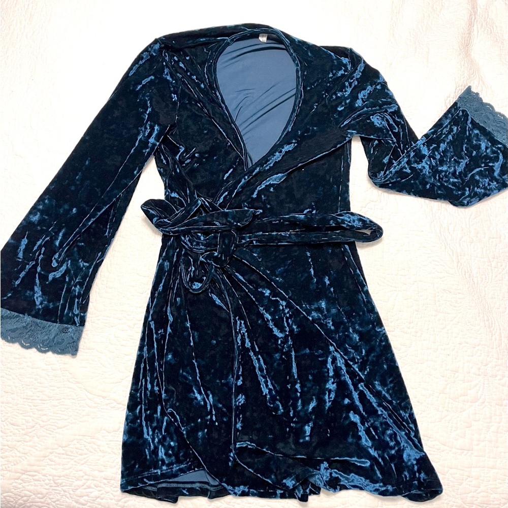 Faux velvet robe with lace trim NEW